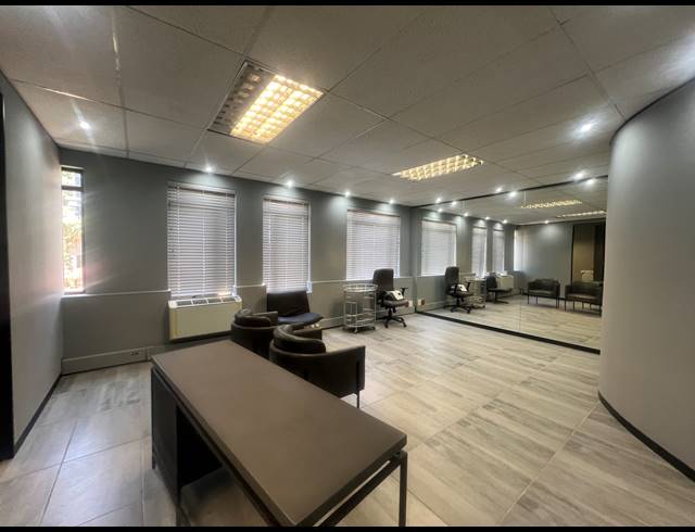 146M² OFFICE TO LET IN HYDE PARK